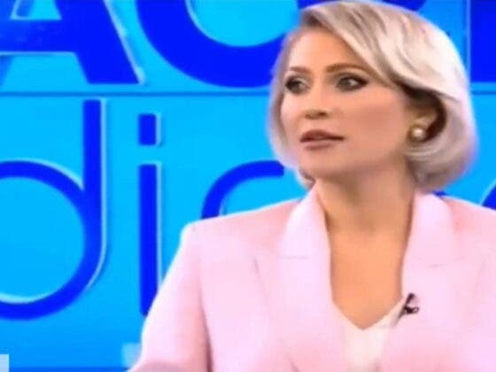 Mujer sin ropa ataca a conductora de TV durante transmisión en vivo