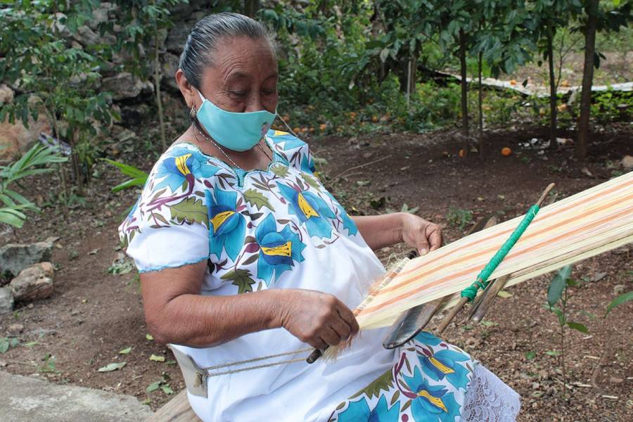 Hocabá: Artesanas mantienen viva la técnica del telar de cintura para fibra de henequén