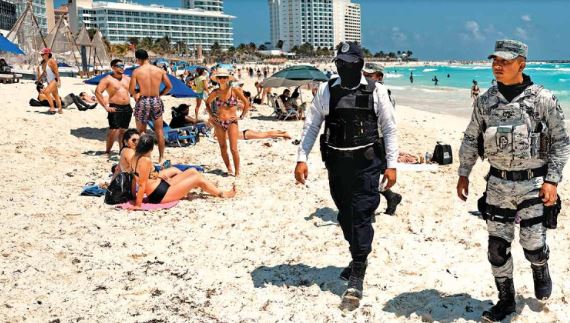 Pese a  la alerta de EE.UU. de inseguridad "spring breakers" llenan playas mexicanas