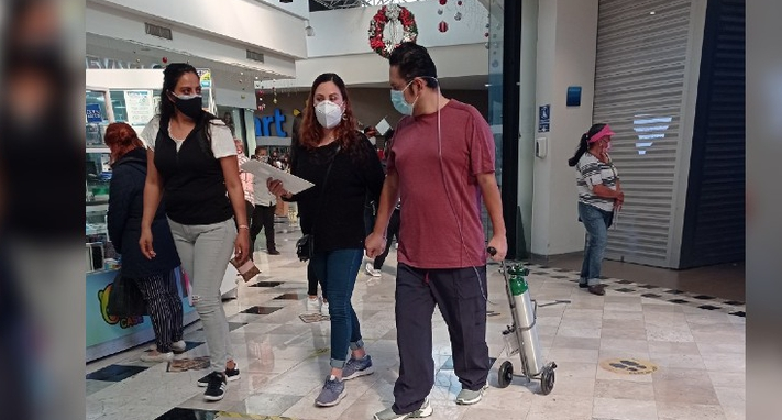 Critican a hombre por acudir a centro comercial con tanque de oxígeno