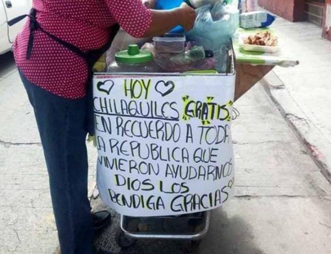 Mujer agradece a los héroes del sismo regalando chilaquiles