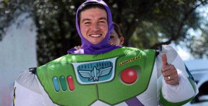 Samuel García se disfraza de Buzz Lightyear para Halloween del DIF
