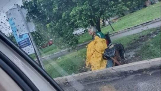 Mérida: "Abandonaron" a abuelo en silla de ruedas bajo intensa lluvia