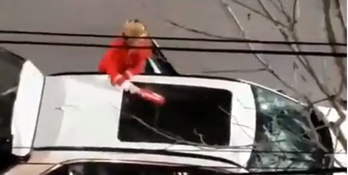 (VÍDEO) Mujer, alcoholizada y furiosa, destroza una camioneta de su pareja