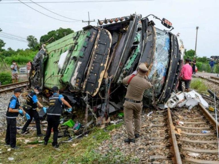 Choque de tren con autobús deja al menos 18 muertos y 44 heridos en Tailandia