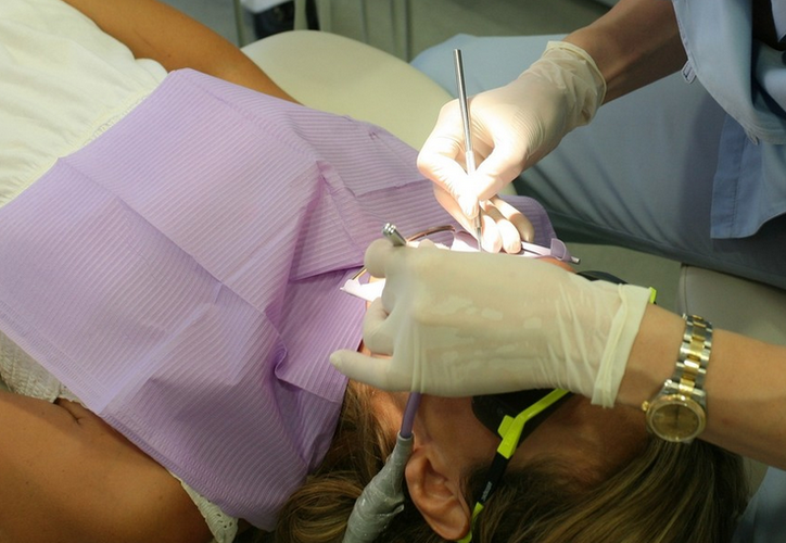 Padres acusan a dentista de quemarle la boca a su hija