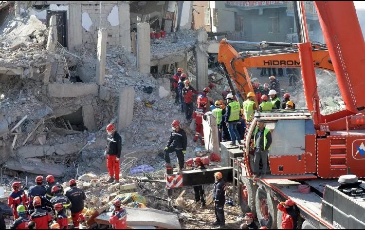Sube a 33 cifra de muertos por sismo en Turquía
