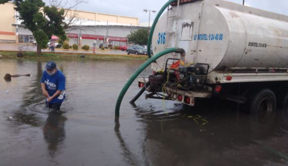 Atienden reportes de calles inundadas en el poniente de Mérida