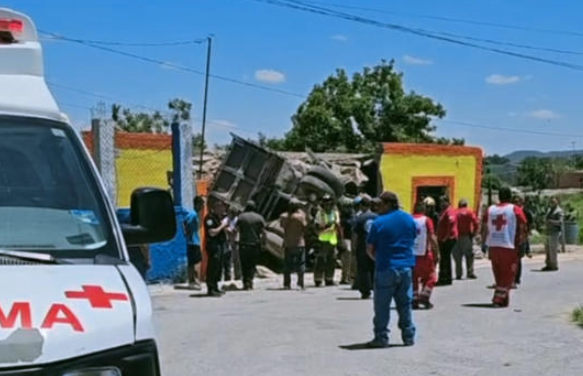 Coahuila: Muere mujer en su casa al ser impactada por camión de volteo