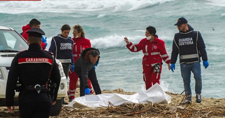 Van 62 fallecidos por naufragio de migrantes en costas de Italia