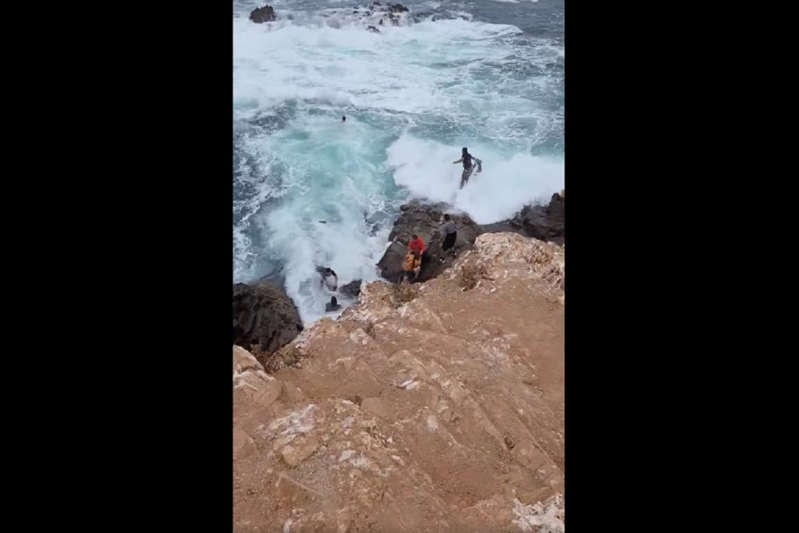 VIDEO. “Se las llevó el mar”: Ola arrasa con turistas en Ensenada