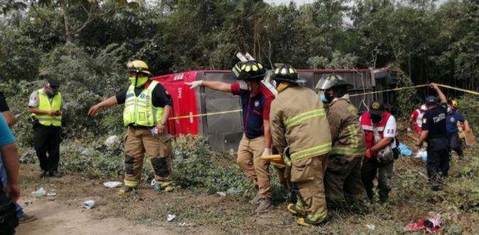 Trágico accidente en la Mérida-Cancún: Vuelca bus y deja 8 muertos y 19 heridos