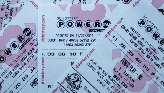 Dos dicen que ganaron $2,000 millones en Powerball, pero éste ya dio el dinero al "ganador legítimo"