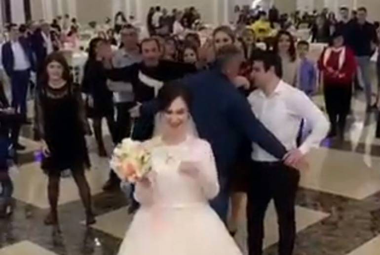 VIDEO: Dos invitadas a boda en aparatosa pelea por el ramo de la novia