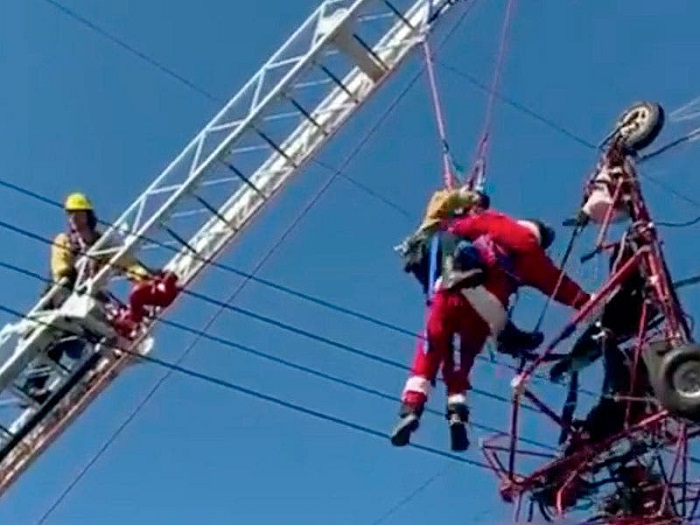 "Santa Claus" confunde la chimenea y queda atrapado el cableado eléctrico