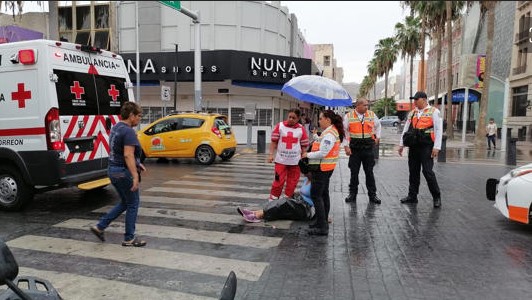 Torreón: Motociclista llevaba a sus hijos a la escuela derrapa y se lesiona