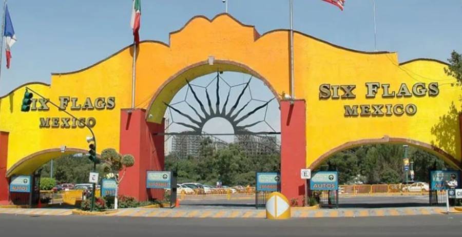 VIDEO: Juego de Six Flags queda varado con personas a bordo