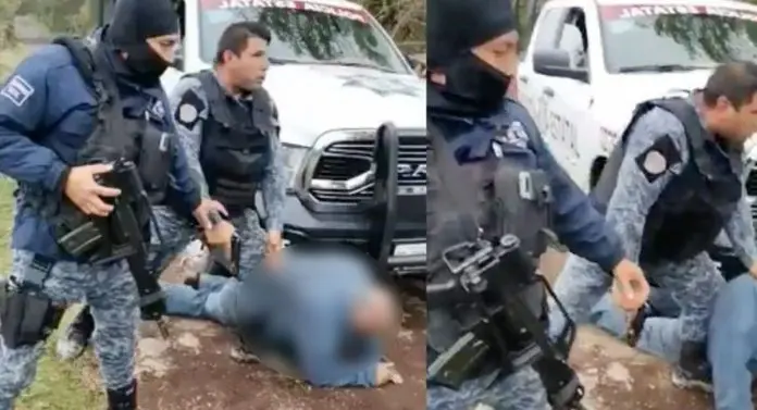 (VIDEO) Brutalidad policíaca: agentes armados someten a abuelito en un retén