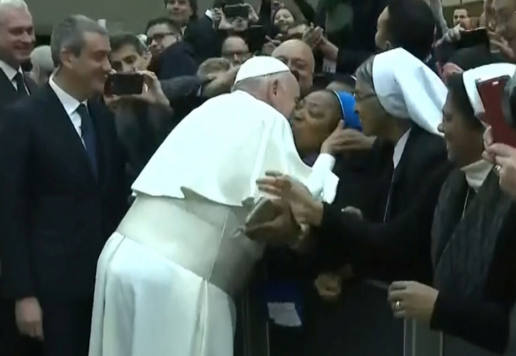 Monja le pide un beso al Papa Francisco: "bien, pero no muerdas"