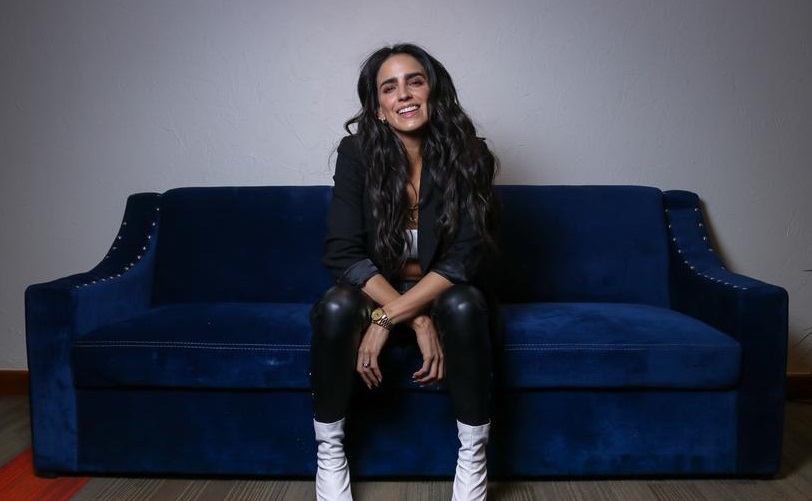 Bárbara de Regil vuelve a viralizarse ; ahora por unas medias y un collar