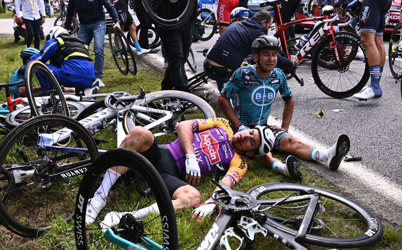 Detienen a mujer que causó accidente masivo en el Tour de Francia