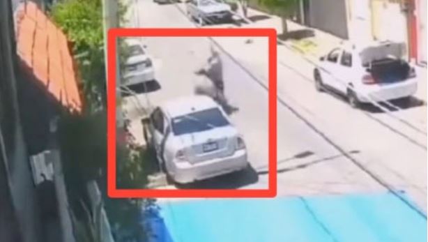 (VIDEO) Edomex: Andan en moto y pegan con tubo a quien ven en las calles