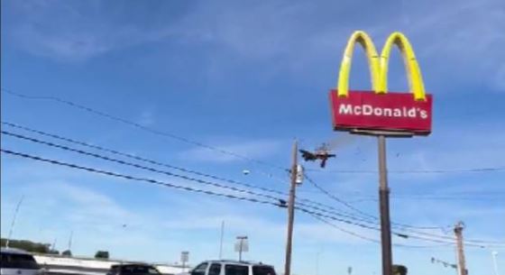 (VÍDEO) Dos aviones chocan en pleno espectáculo aéreo en Dallas
