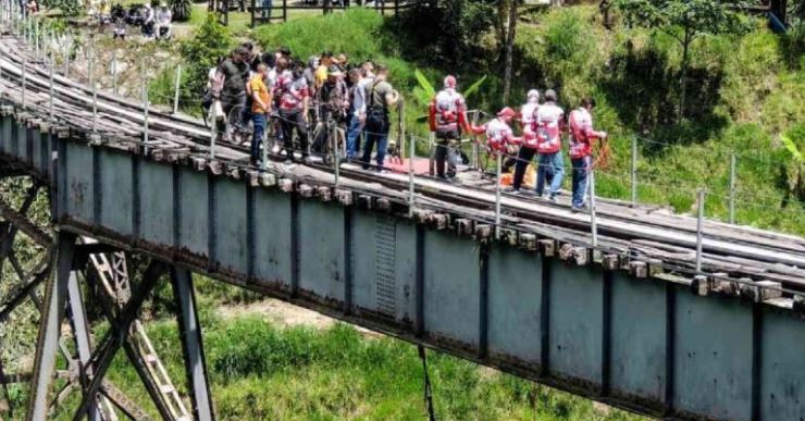 Muere joven mujer al saltar a 45 metros de altura en "bungee" sin cuerda lista