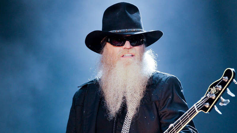 El legendario Dusty Hill pierde la vida a los 72 años