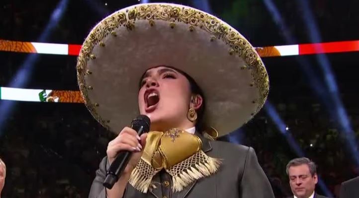 Nieta de Chente Fernández se equivoca al cantar el Himno en pelea del Canelo