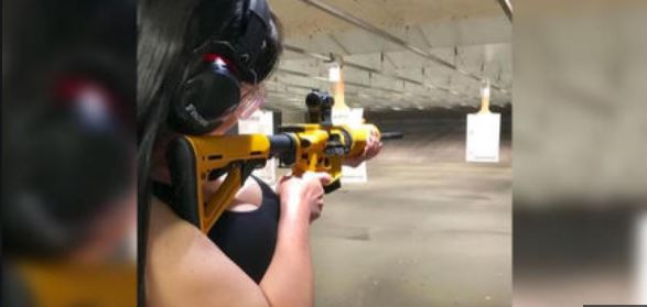 Revelan videos de Emma Coronel aprendiendo a disparar armas de fuego
