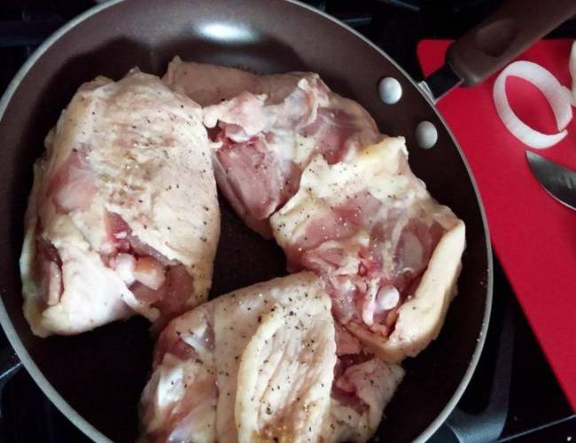 Insólito: Trozo de carne de pollo "revive" y escapa de un plato