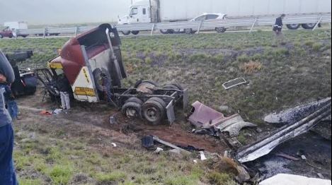 Fallece prensado tras volcarse en su tráiler en la Monterrey-Saltillo