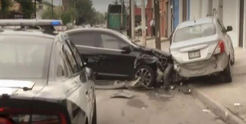 Monterrey : Joven prefiere estrellar su auto a atropellar a un gatito