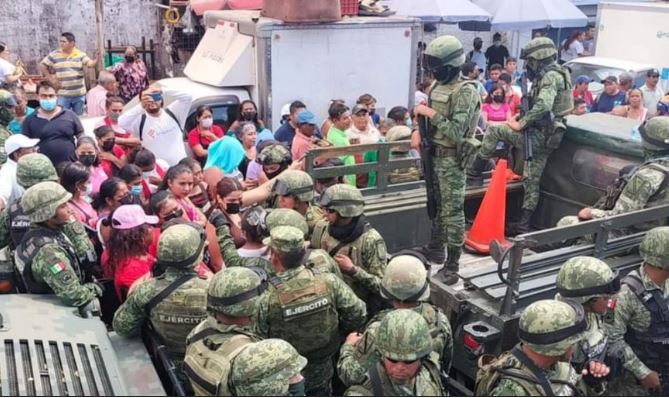 Comerciantes de Acapulco retienen a militares por esta razón