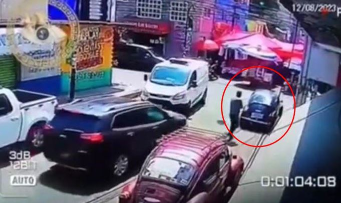 (VIDEO) CDMX: Menor maneja un volcho y lo estrella contra tianguis; 4 lesionados