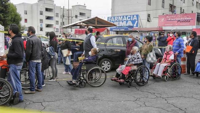 Sancionan a enfermera que simuló aplicación de vacuna en Puebla