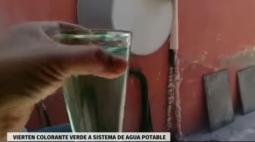 (VÍDEO) Agua potable se vuelve verde en Coahuila ¿Le pusieron colorante?