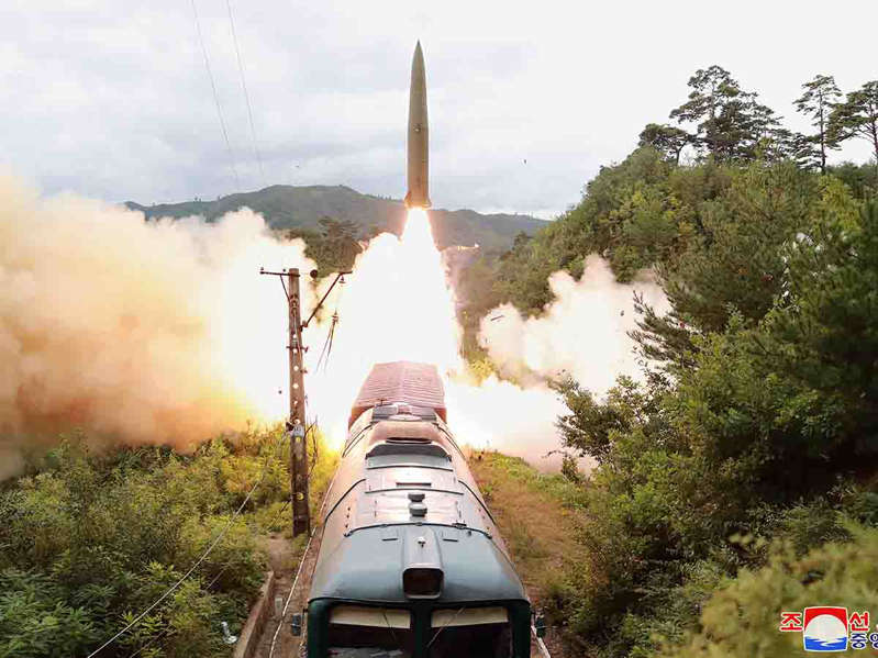 Corea del Norte lanza misil desde tren en respuesta a Corea del Sur