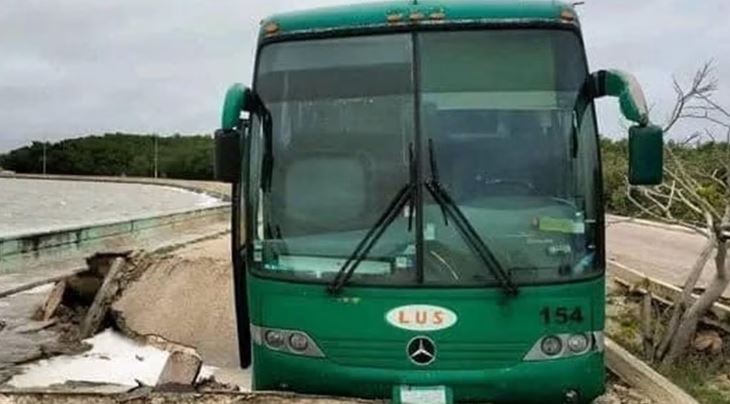 Momentos de terror: se desfonda carretera en Yucatán y se atasca su autobús