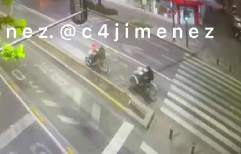 (VÍDEO)  Automovilista huye tras arrollar a vendedores de café