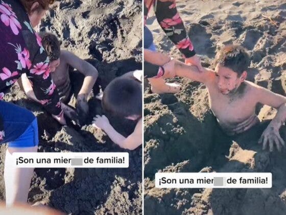 (VÍDEO) Niño insulta a su familia porque lo enterraron en la arena