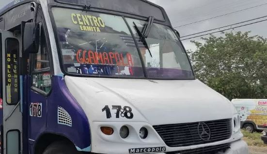 Mérida: Camionero de la Ruta Amapola arrolla a peatón y lo manda la hospital