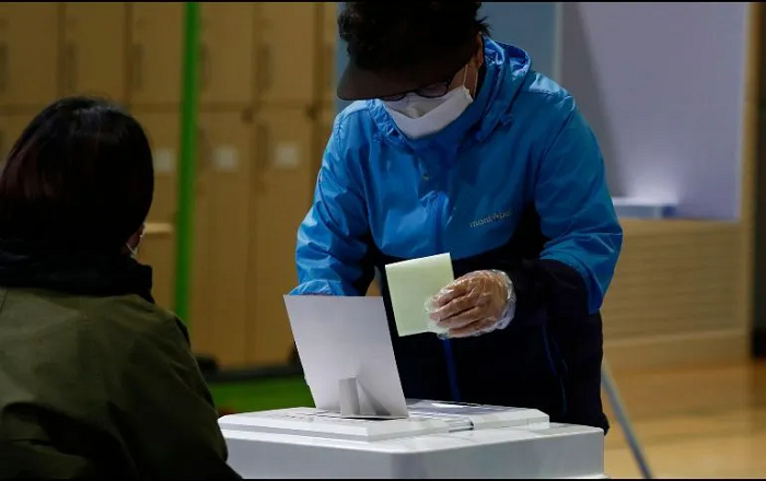 Corea del Sur celebra elecciones parlamentarias pese a COVID-19