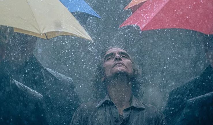 Joaquin Phoenix se empapa bajo la lluvia en nueva imagen de “Joker 2″