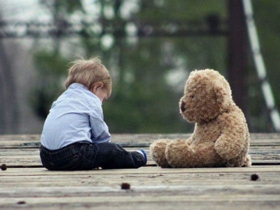 Niño es abandonado en un cementerio junto a su perro días antes de Navidad