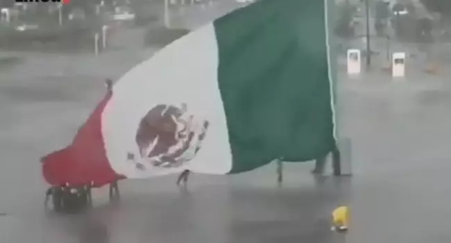 VIDEO: Soldados evitan que Bandera del Zócalo toque el suelo durante tormenta en la CDMX