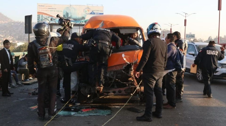 Deja 12 heridos choque de combi y tráiler en la México-Pachuca