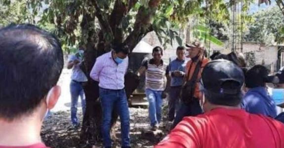 Como en la Ley de Herodes: Chiapanecos amarran a su alcalde a un árbol