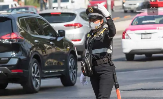 CDMX: Amagan a mujer policía con un cuchillo y abusan de ella en una patrulla